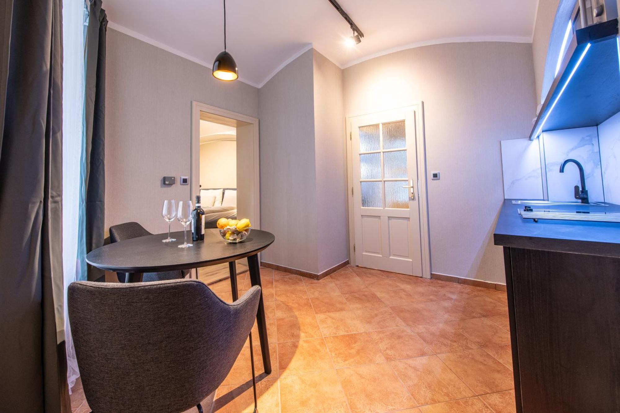 Prague Locals Monastery Apartments エクステリア 写真